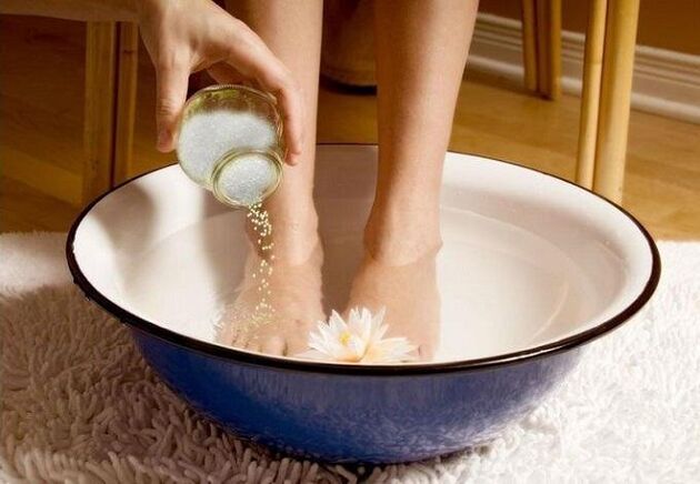 baño para o tratamento de fungos entre os dedos dos pés
