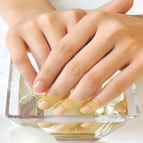 baño de unhas con vinagre de mazá para fungos
